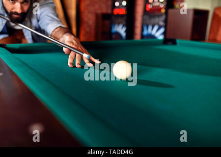 Nahaufnahme der Mann spielt Billard Stockfoto