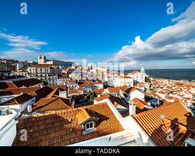 Portugal, Lissabon, Alfama, Blick vom Miradouro de Santa Luzia über Bezirk mit Sao Vicente de Fora Kloster, Tejo Stockfoto