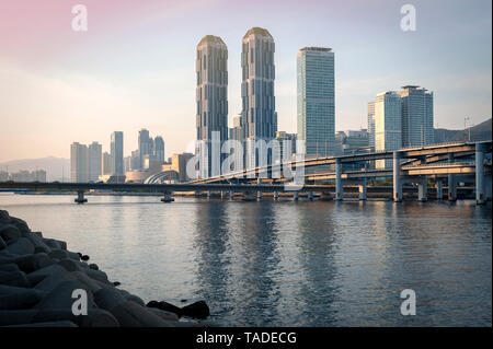 Stadtbild von Busan mit Wolkenkratzern in Haeundae Centum City Bereich im Bezirk, Anfang Gwangan Brücke in Busan, Südkorea Stockfoto