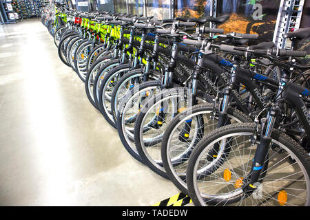 Verkauf von Fahrrädern im Sport Shop in einer großen Trade Center Stockfoto