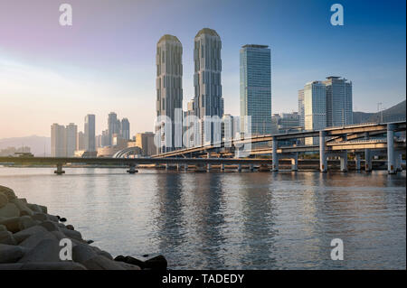 Stadtbild von Busan mit Wolkenkratzern in Haeundae Centum City Bereich im Bezirk, Anfang Gwangan Brücke in Busan, Südkorea Stockfoto