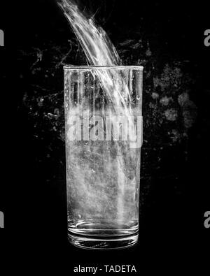 Wasser im Glas Tumbler Stockfoto