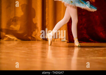 Kleine Ballerina. Kinder die Füße in Schuhe auf dem Boden der Dance Hall. Stockfoto