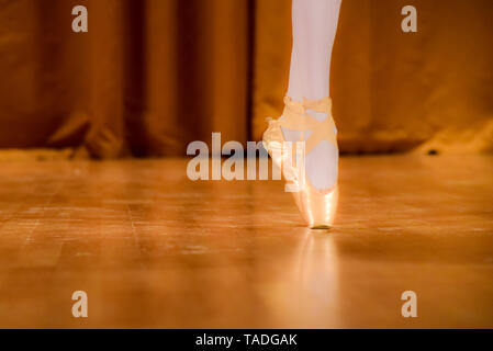 Kleine Ballerina. Kinder die Füße in Schuhe auf dem Boden der Dance Hall. Stockfoto