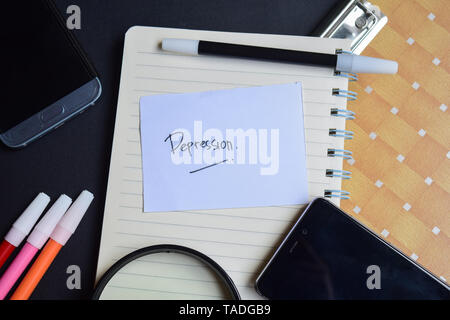 Depression auf Papier auf schwarz Tabelle isoliert geschrieben Stockfoto