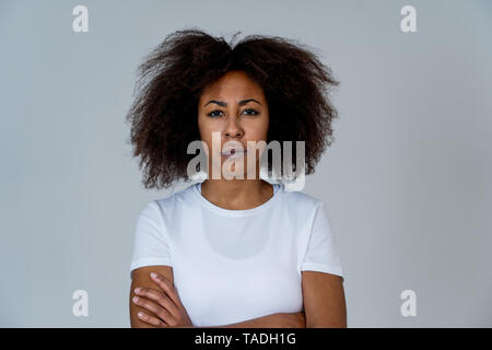 Portrait von attraktiven frustriert afrikanische amerikanische Frau mit verärgerten und betonte Gesicht. Suchen wahnsinnig und verrückt schreien und die wütenden Gesten. Fac Stockfoto