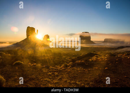 USA, Arizona, Monument Valley bei Sonnenaufgang Stockfoto