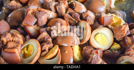 Ei- und Schweinefleisch in süße braune Sauce Soße mit Kraut Asien Essen Stockfoto