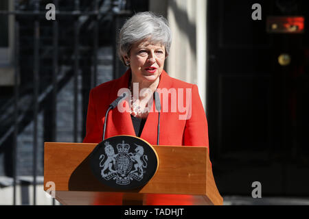 Der britische Premierminister Theresa May gesehen wird, eine Aussage in der Downing Street nach einem Treffen mit Graham Brady, der Vorsitzende des Ausschusses 1922. Theresa May zurücktreten werde als Premierminister und Führer der Konservativen Partei am 7. Juni 2019. Stockfoto