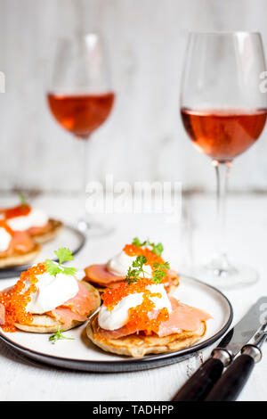 Russischen stil Blini mit Lachs, saurer Sahne und Forellen roe Stockfoto