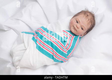 Neugeborene Reborn gepuckte in einem Krankenhaus Decke. Reborn Baby Puppe. Vinyl sculpt, Coco Malu von Eliza Marx. Stockfoto