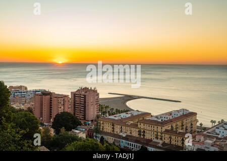 Spanien, Malaga, Blick vom Aussichtspunkt Gibralfaro durch das Schloss von Sunrise Stockfoto