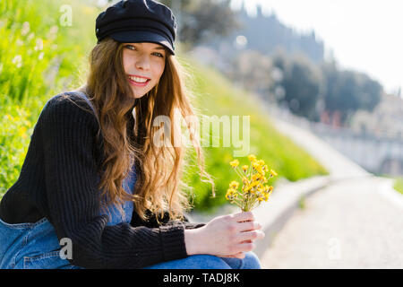 Porträt der jungen Frau mit Blumen in Verona Stockfoto