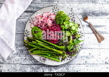 Platte der Frühling Salat mit grünem Spargel, Rote Quinoa, Avocado, rote Radieschen, Gurken und Sprossen Stockfoto