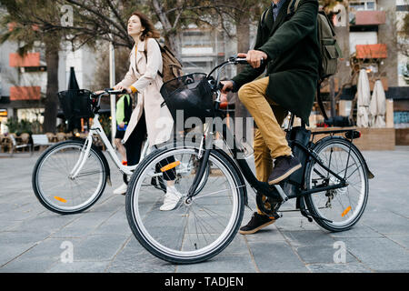 Paar Reiten e-bikes in der Stadt Stockfoto