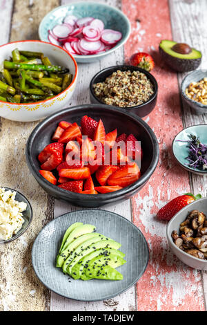 Frische Zutaten für eine vegetarische Schüssel Stockfoto