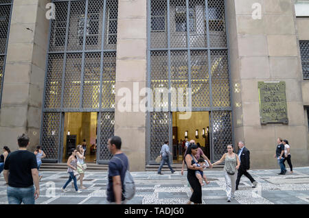 Sao Paulo SP, Brasilien - 06. März 2019: Fassade der Banco do Estado de Sao Paulo S.A. in Joao Bricola Straße. Historische Gebäude, alte Edifício do Banespa Bank, auch Stockfoto