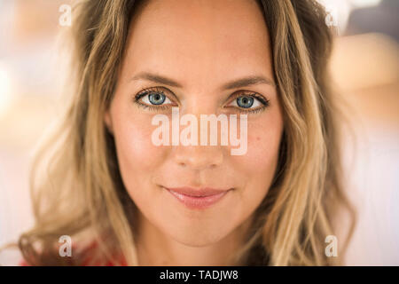 Close-up Portrait von blonde Frau mit blauen Augen Stockfoto