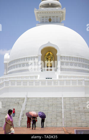 Touristen am World Peace Pagoda in Lumbini, Nepal. Stockfoto