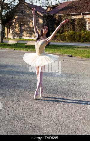 Italien, Verona, Ballerina tanzen in der Stadt Stockfoto