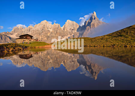 Italien, den Berg mit dem Berg Pale di San Martino mit Cimon della Pala in kleinen See bei Sonnenuntergang widerspiegelt, Rifugio Baita Giovanni Segantini Stockfoto