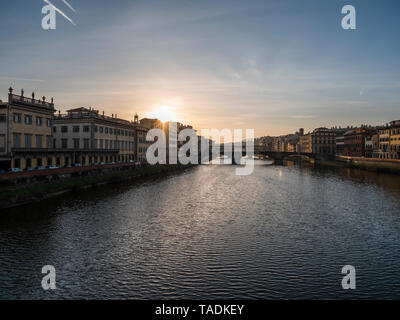 Italien, Toskana, Florenz, Arno, Blick von der Ponte Alla Carraia zur Ponte Santa Trinita und Ponte Vecchio. Stockfoto