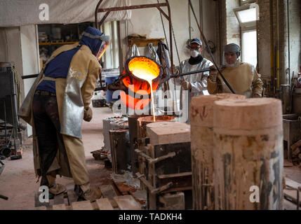 Kunstgiesserei, Gießereiarbeiter casting Stockfoto