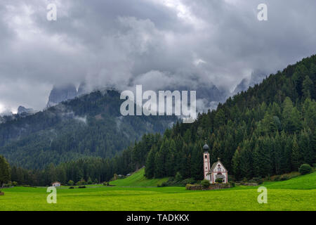 Italien, Trentino Alto-Adige, Val di Funes, Santa Maddalena, San Giovanni in Ranui Kapelle mit Geisler Berg im Hintergrund Stockfoto