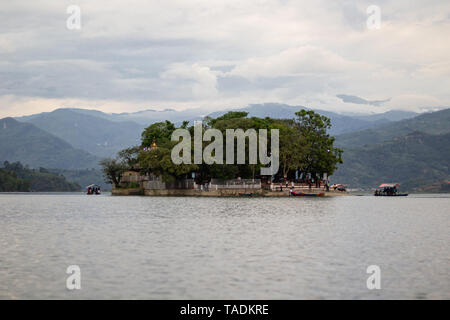 Tal Barahi Insel Barahi Mandir Phewa Tal Phewa-see Pokhara Himalaya panorama ANNAPURNA NEPAL Asien Stockfoto