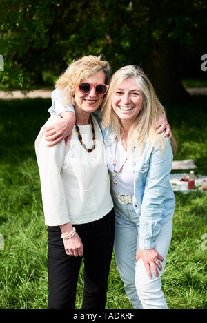 Porträt von zwei glückliche Frauen umarmen in Park Stockfoto