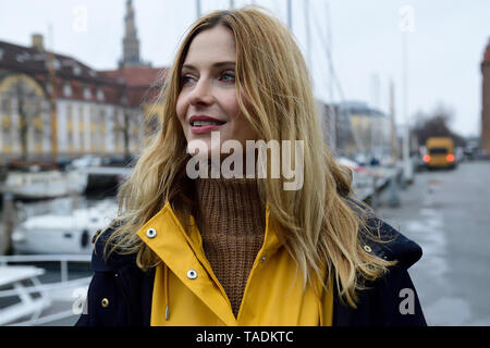 Dänemark, Kopenhagen, Porträt von Frau am Hafen der Stadt Stockfoto