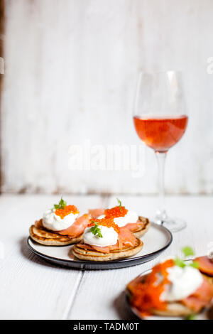 Russischen stil Blini mit Lachs, saurer Sahne und Forellen roe Stockfoto