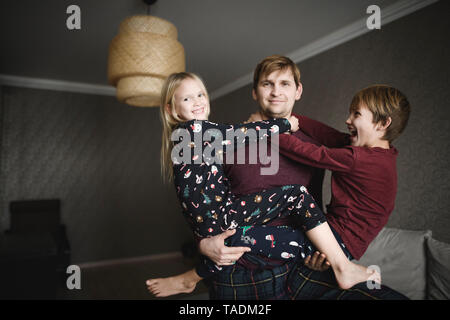 Portrait von Vater mit seinen Kindern zu spielen zu Hause Stockfoto