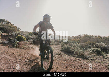 Spanien, Lanzarote, Mountainbiker auf einer Reise in Wüstenhaft Landschaft Stockfoto