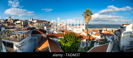 Portugal, Lissabon, Alfama, Blick vom Miradouro de Santa Luzia über Bezirk mit Sao Vicente de Fora Kloster, Tejo, Panoramaaussicht Stockfoto