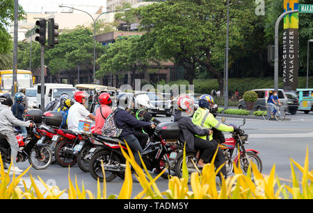 Radfahrer und Autos im Verkehr in Manila, Manila, Philippinen warten Stockfoto