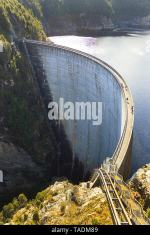 Der Gordon River Staudamm in South West Tasmanien wurde 1974 gebaut erneuerbare Wasserkraft zur Verfügung zu stellen. Stockfoto