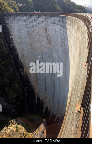 Der Gordon River Staudamm in South West Tasmanien wurde 1974 gebaut erneuerbare Wasserkraft zur Verfügung zu stellen. Stockfoto
