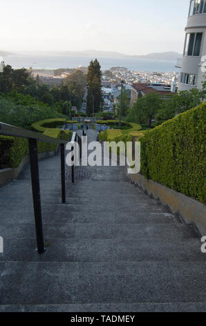 Die Lyon Street in San Francisco ist eine öffentliche Treppe, die mit Blick auf die North Bay und Umgebung. Stockfoto