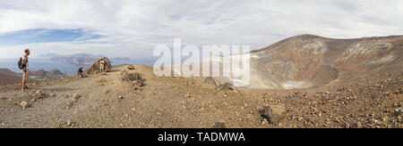 Äolische Inseln, Vulcano, Panoramablick vom Vulkan, Gran Cratere, Wanderer an vulkanischen Krater Stockfoto