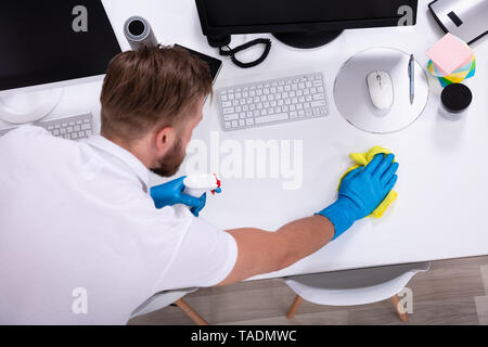 Hausmeister Reinigung weiß Schreibtisch in modernen Büro Stockfoto