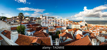 Portugal, Lissabon, Alfama, Blick vom Miradouro de Santa Luzia über Bezirk mit Sao Vicente de Fora Kloster, Tejo, Panoramaaussicht Stockfoto