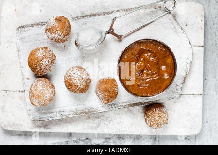 Donut Löcher mit Karamellsauce Stockfoto