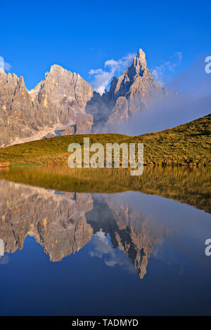 Italien, Trentino, Dolomiten, Passo Rolle, Pale di San Martino, Cimon della Pala mit Baita Segantini reflektieren, kleinen See. Stockfoto