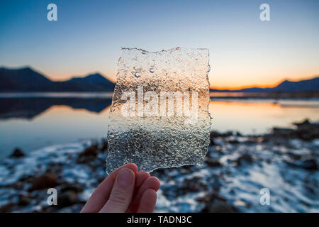 Norwegen, Lofoten, hand Mann mit dünnem Eis Stockfoto