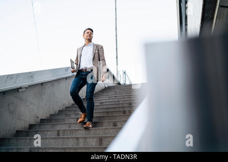 Geschäftsmann, die Treppen hinunter Stockfoto