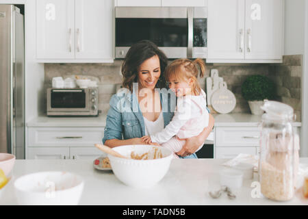 Mutter und Tochter gemeinsam einen Kuchen machen Stockfoto