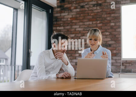 Business Leute zusammen an einem Projekt arbeiten, mit Laptop Stockfoto
