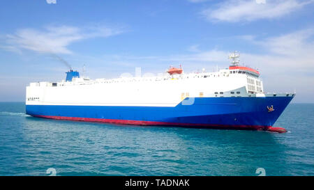 Luftbild eines großen RoRo (Roll on/off) Fahrzeug Transportschiff Kreuzfahrt im Mittelmeer Stockfoto