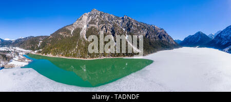 Österreich, Tirol, Ammergauer Alpen, Heiterwanger Siehe im Winter, Luftaufnahme Stockfoto